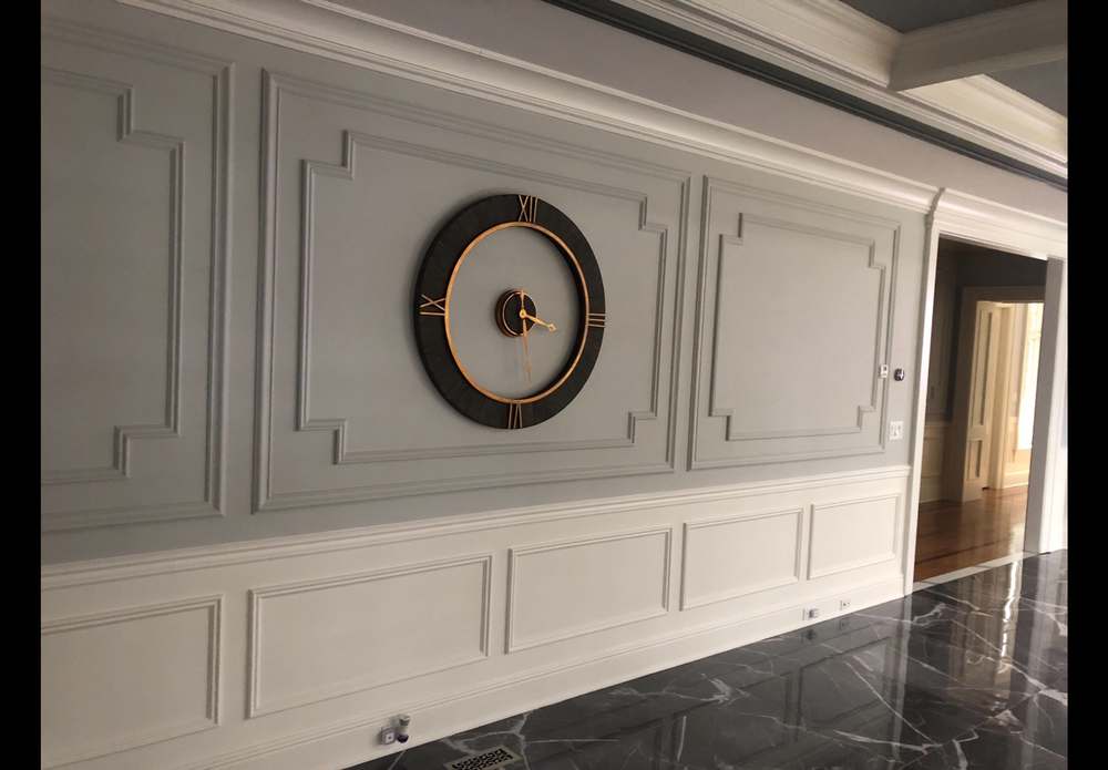 Crown molding and wainscoting detail